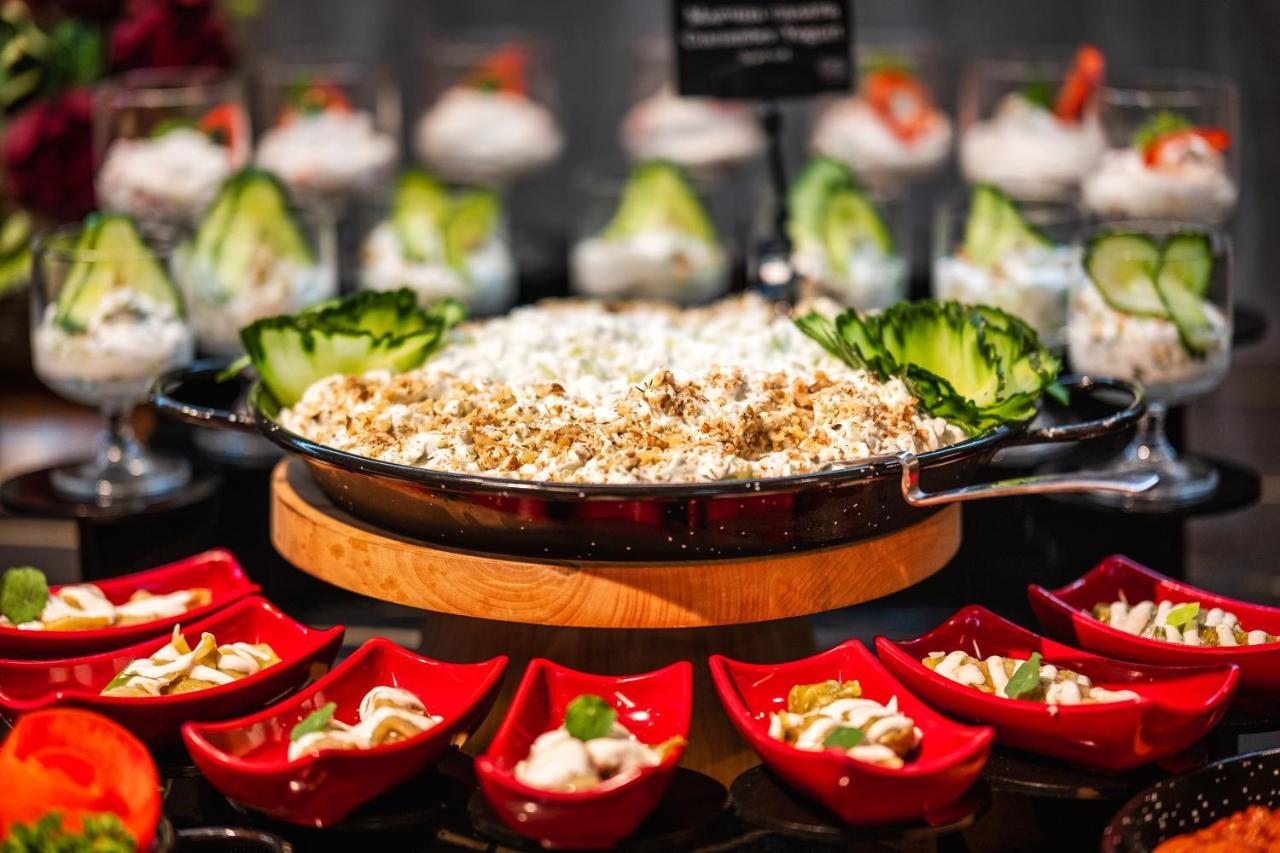 Voya Beach Resort Sveti Vlas Eksteriør bilde A salad bar