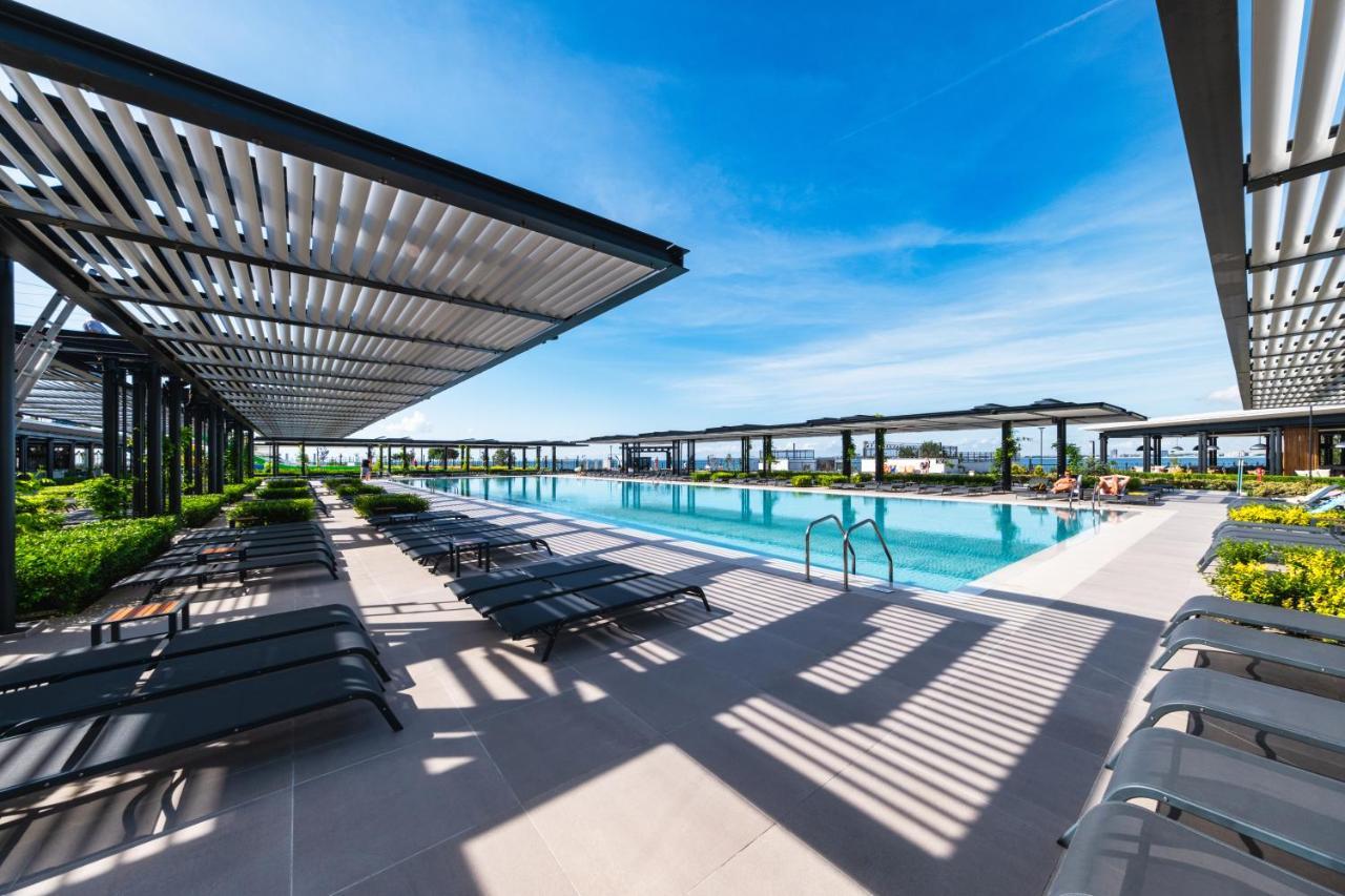 Voya Beach Resort Sveti Vlas Eksteriør bilde The rooftop pool at The View