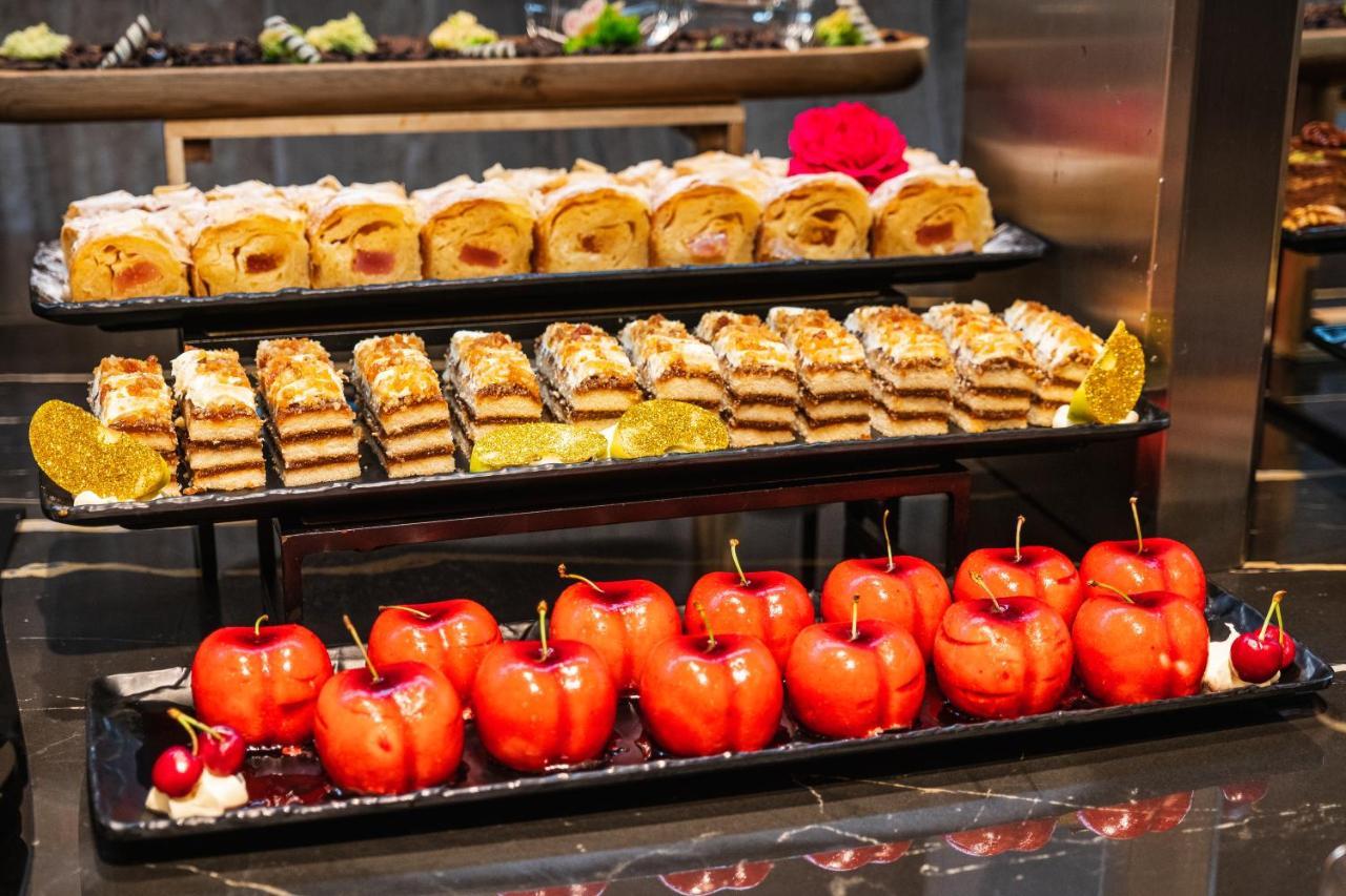 Voya Beach Resort Sveti Vlas Eksteriør bilde A dessert buffet